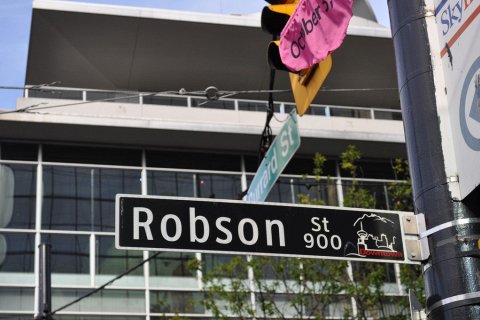 Улица Робсон-стрит в Ванкувере