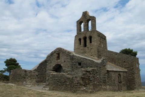 Санта-Крус-де-Родес: Церковь, пережившая черную чуму и пиратов