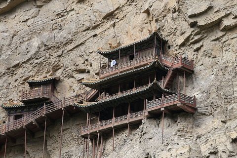 Висячий монастырь в Китае бросает вызов гравитации
