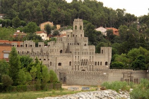 Замок Сан-Жоан-лес-Фонтс в Каталонии