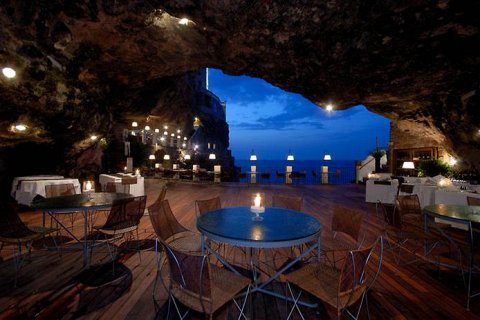 Ресторан в скале у моря
