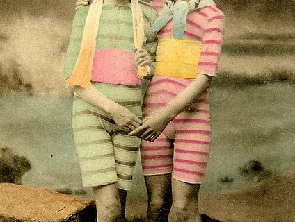 Винтажные  открытки с гейшами в купальных костюмах
