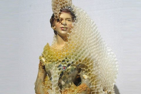 Скульптуры из медовых сот