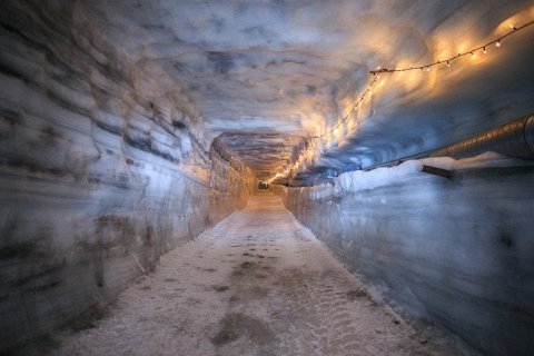 Искусственный тоннель в исландском леднике Лангйокудль