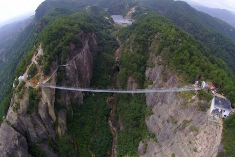 Самый длинный в мире стеклянный мост над пропастью