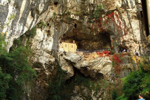 Священная пещера Ковадонга