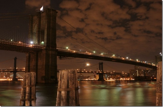 Самые большие и красивые мосты мира Brooklyn_Bridge_at_Night_14fa09d741d743a286a34a56f61ec641