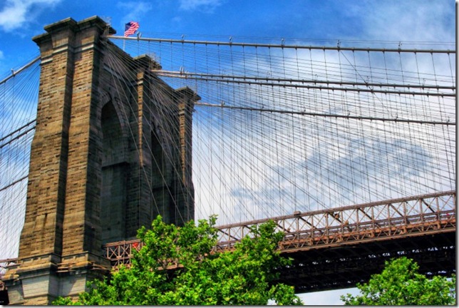 Самые большие и красивые мосты мира Brooklynbridgewithflag_3