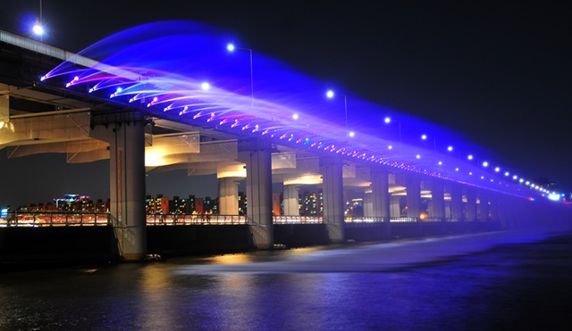 Итак, на 10 месте - мост-фонтан Банпо в корейском Сеуле. В длину