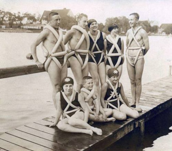 плавательные костюмы