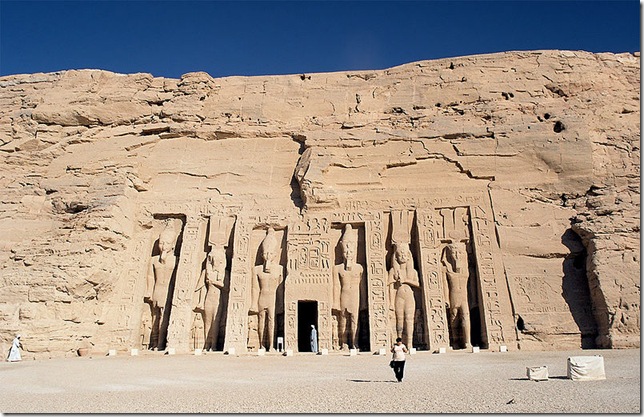 Delante del templo de Abu Simbel Nefertari