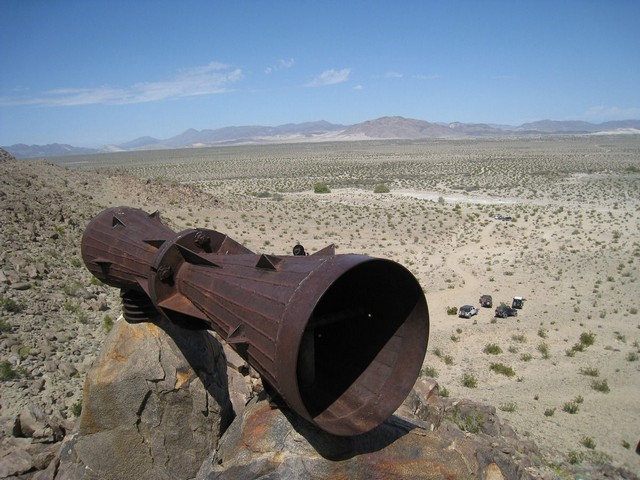 железная труба в пустыне