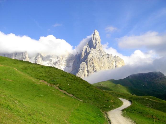 Облака, окутывающие горные склоны