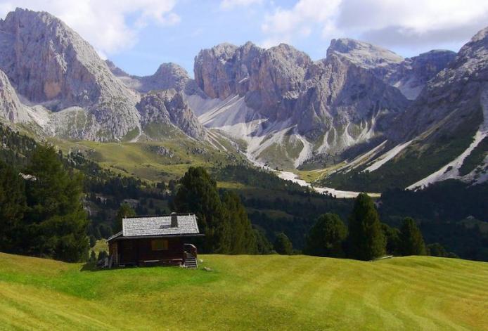 Одинокий домик среди горных вершин
