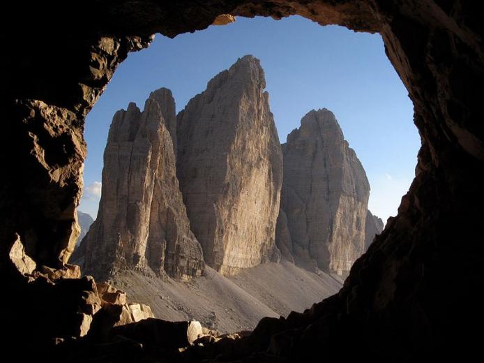 Три скалы Доломитов, снятые из пещеры