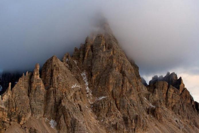 Облако, застрявшее на горной вершине