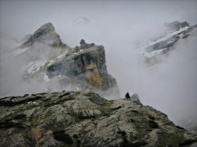 Облака ниже горных вершин