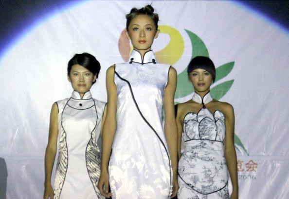 Модели в традиционных ципао в Шеньяне