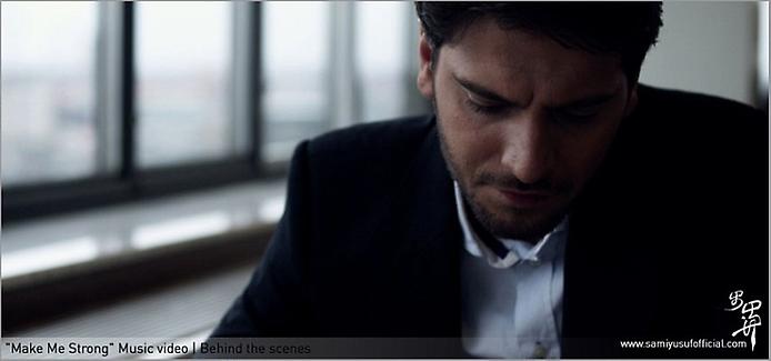 Сами Юсуф на сцене во время живого выступления