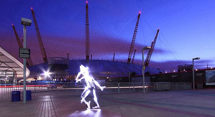 Лунная походка Майкла Джексона снаружи О2 арены в Лондоне