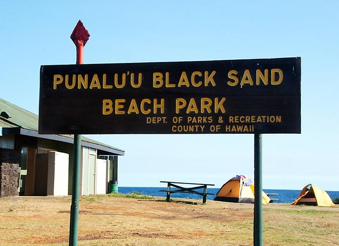 пляж с черным песком