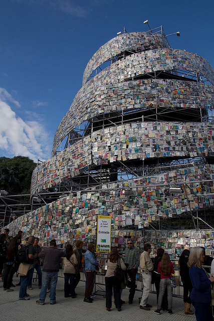 башня из 30 000 книг