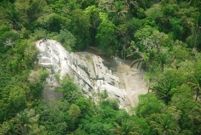 Храм в Ламанаи пирамидальный храм древнего города Ламанаи в Белизе