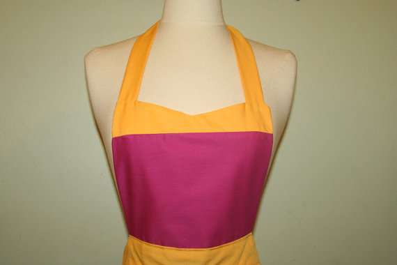 женщина в стильном кухонном переднике