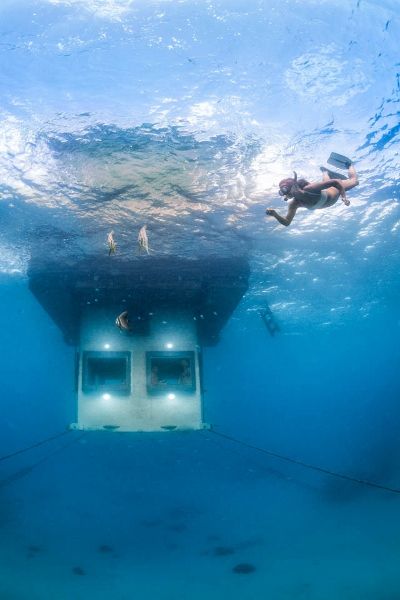 Подводный курорт Manta Resort