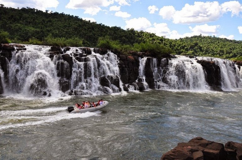 Мокона —водопад вдоль реки, длиною  3 км