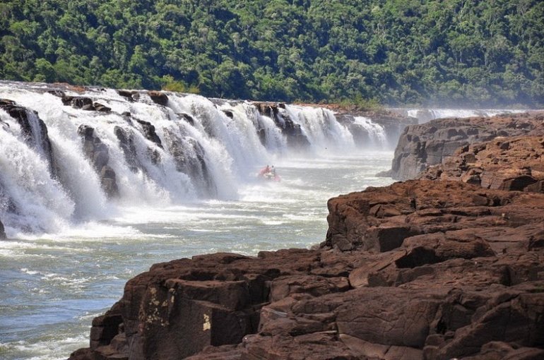 Мокона —водопад вдоль реки, длиною  3 км