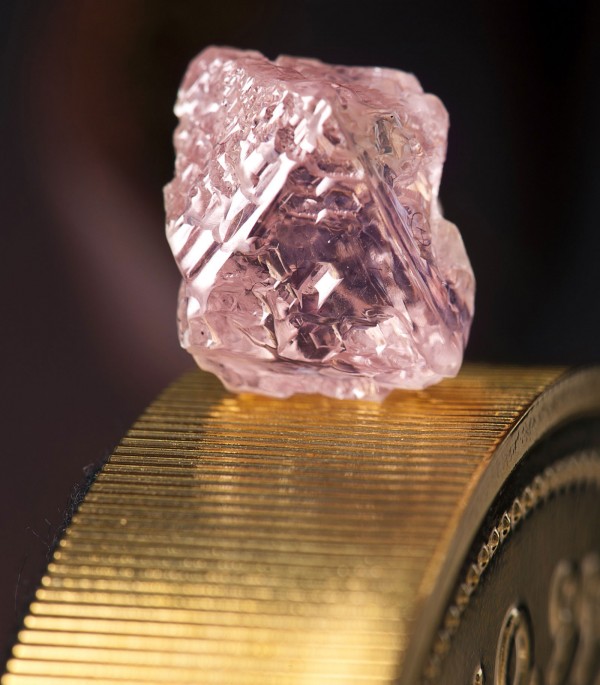 Редкий розовый алмаз в 13 каратов найден в Австралии