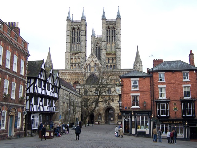 Lincoln_Cathedral_from_Castle_Hill