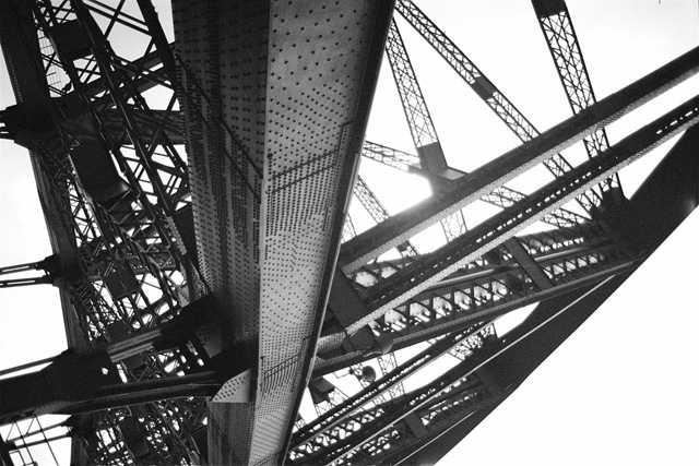 Australia-New-South-Wales-Sydney-Harbour-Bridge-steelwork-beams-open-construction-rivets-box-girders-curve-of-span-visible-mono-1-MB