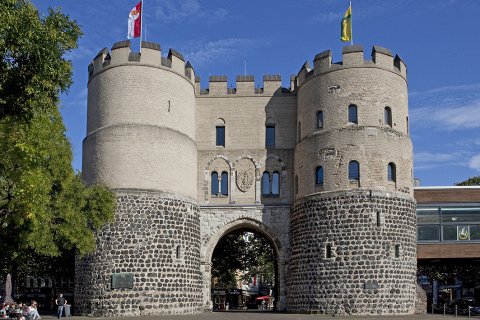 Средневековые ворота Ханенторбург в Кёльне