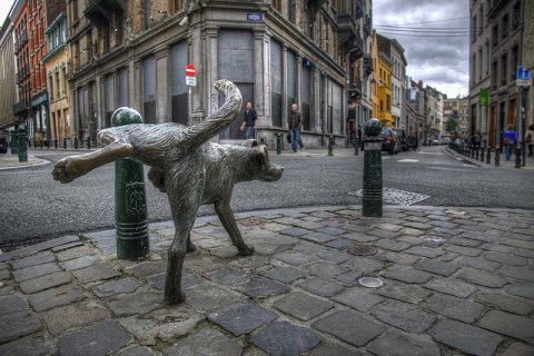 Зиннеке Пис - статуя "Писающая Собака"
