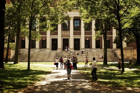 Университетский дворик Гарвард-Ярд