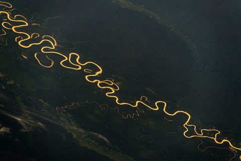 Почему через реку Амазонка нет мостов?