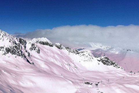 Загадочный розовый лед в итальянских Альпах