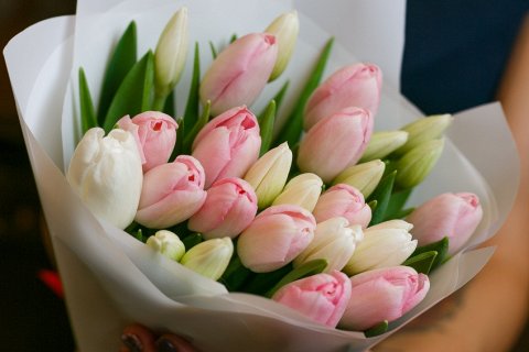 Как порадовать девушку цветами?