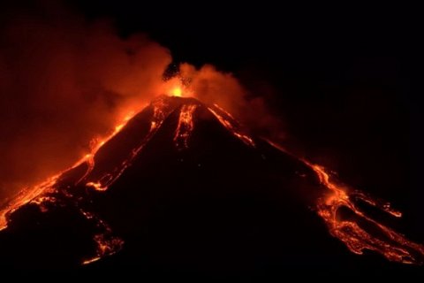 Захватывающее видео демонстрирует извержение вулкана Этна