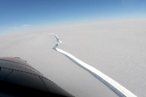 Айсберг размером с Лондон откололся от шельфового ледника в Антарктике