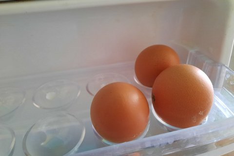 Стоит ли хранить яйца в холодильнике?