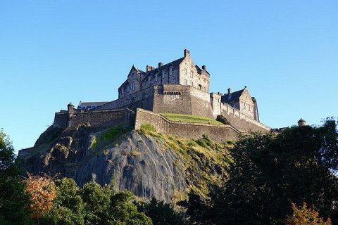 Эдинбургский замок построен на месте древнего потухшего вулкана