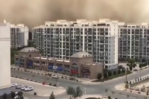 Китайский город был поглощен песчаной бурей высотой в 100 метров