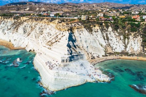 Лестница турков, белая скала у моря Сицилии