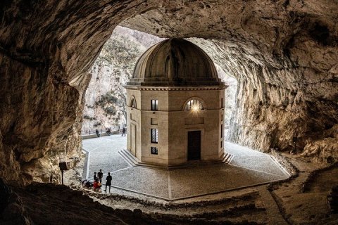 Храм Валадье - жемчужина, спрятанная в скале