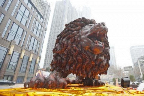 Восточный лев, самая большая деревянная скульптура в мире