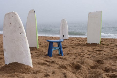 Мебель из переработанных досок для серфинга