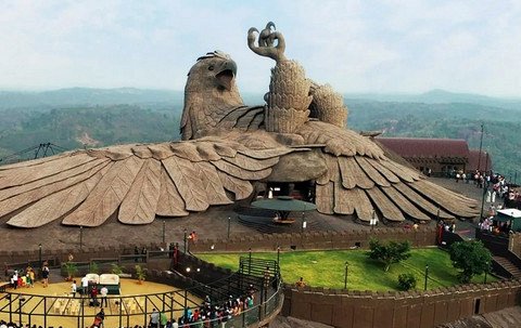 Гигантская каменная птица Джатаю в Индии